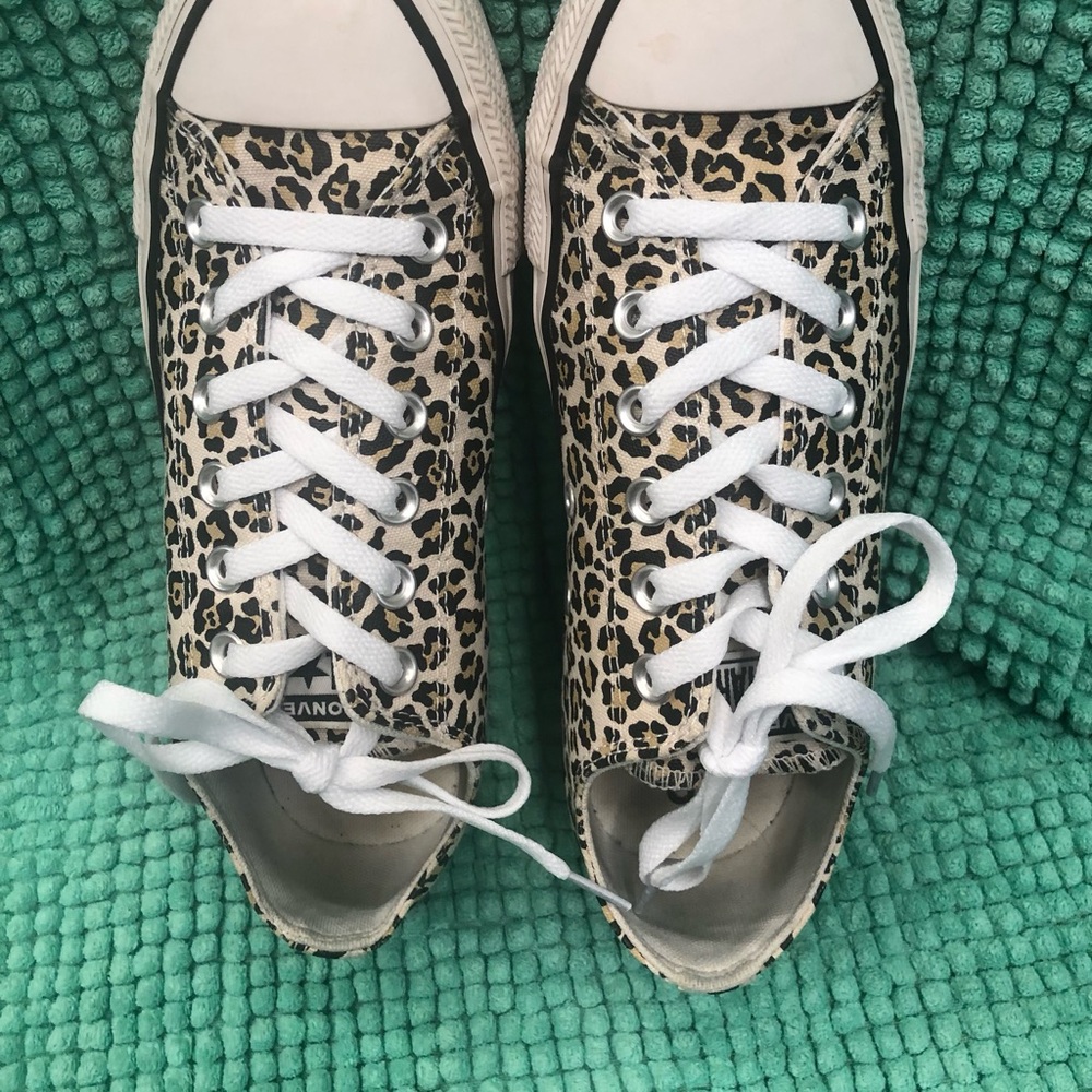 Women’s Converse Leopard Print Low-Top Sneakers with White Laces. Like New  Sz 8